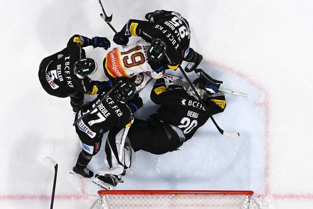 KEYPIX - Simon Seiler (HCFG), Jacob De la Rose (HCFG), Maximilian Streule (HCFG), verteidigen Torhueter Reto Berra (HCFG) gegen Josh Jooris (GSHC), im dritten Playoff-Halbfinalspiel der National Leagu ...