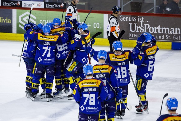 Die Spieler des ECH Klotens feiern ihren 5-4 Sieg nach Verlaengerung im Eishockey-Meisterschaftsspiel der National League zwischen den Teams EHC Kloten und EV Zug am Freitag, 26. Januar 2024, in Klote ...