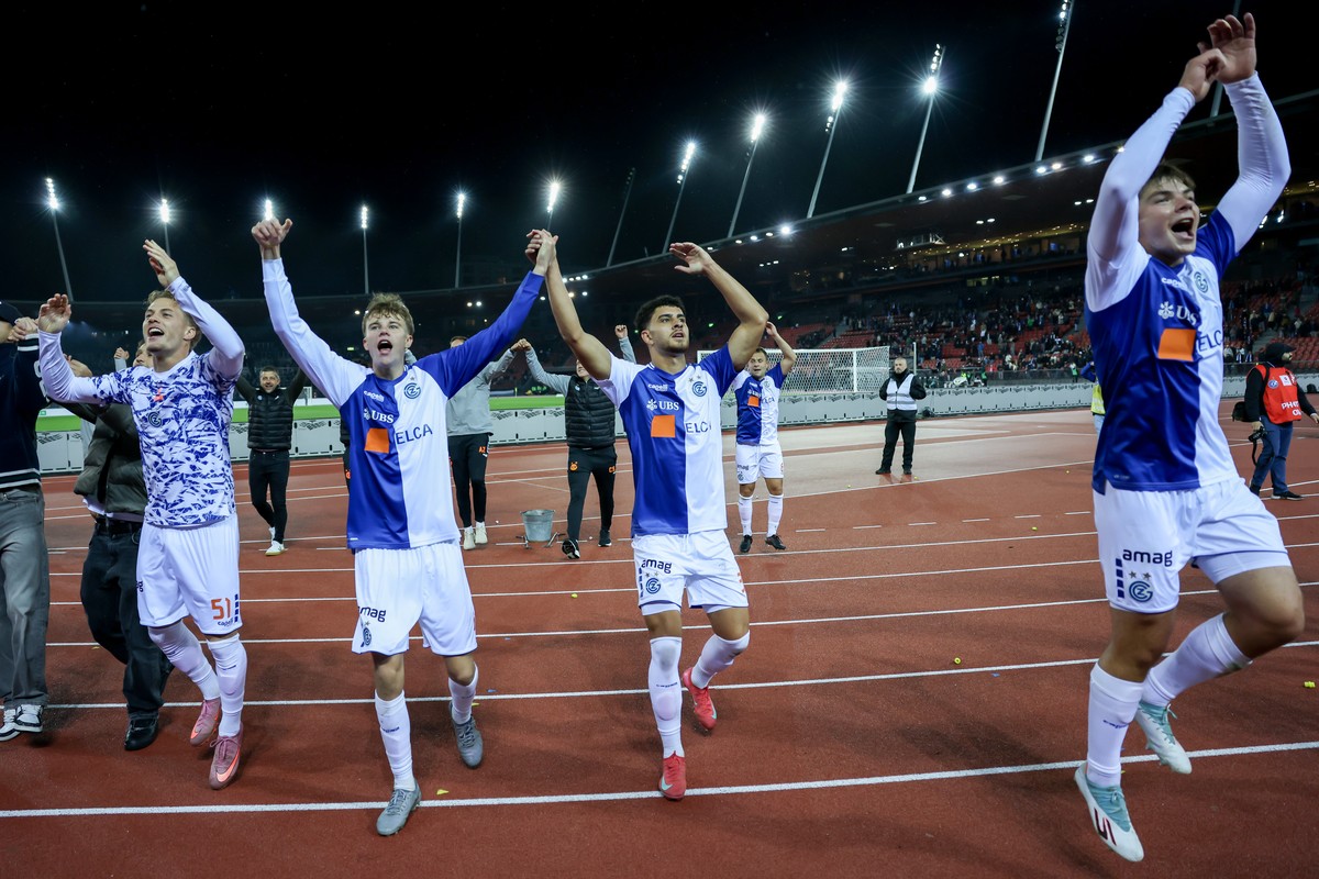 GC Jubel nach Spielschluss waehrend dem Meisterschaftsspiel der Super League zwischen dem Grasshopper Club Zuerich und dem FC Zuerich am Samstag, 4. Oktober 2025, im Stadion Letzigrund in Zuerich. (KE ...