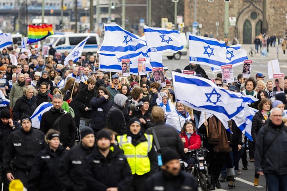 ARCHIV - 10.03.2024, Berlin: Der Zug einer Demonstration unter dem Motto �Gemeinsam gegen linken, rechten und islamistischen Antisemitismus - Solidarit�t mit Israel� der Deutsch-Israelischen Gesellsch ...