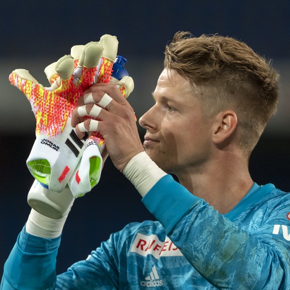 Basels Torhueter Jonas Omlin bedankt sich bei den Zuschauern nach dem Fussball Meisterschaftsspiel der Super League zwischen dem FC Basel 1893 und dem BSC Young Boys im Stadion St. Jakob-Park in Basel ...