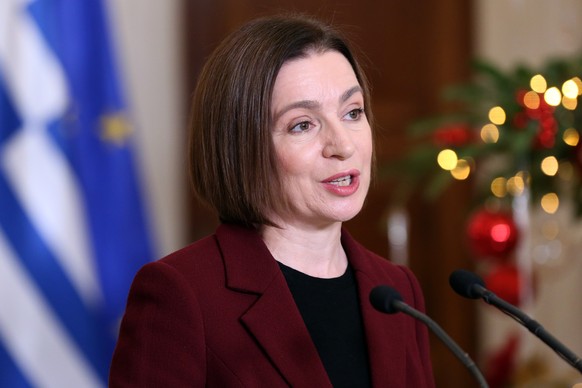 epa12593813 President of Moldova Maia Sandu gives statements after her meeting with Greek Prime Minister Kyriakos Mitsotakis, in Athens, Greece, 15 December 2025. EPA/ORESTIS PANAGIOTOU