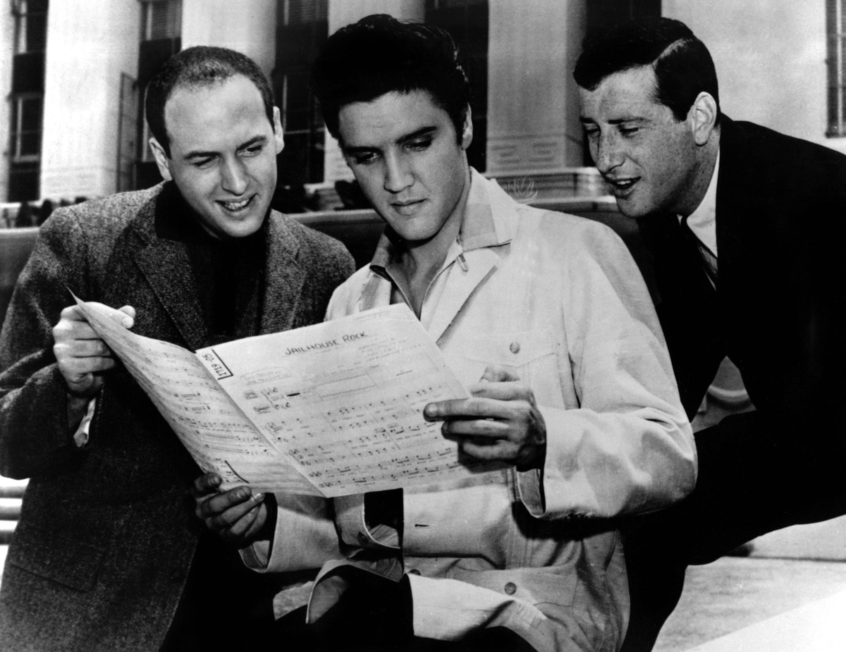 Elvis Presley center with songwriters Jerry Lieber left and Mike Stoller right, looking over the sheet music for Jailhouse Rock , 1957 Courtesy Everett Collection ACHTUNG AUFNAHMEDATUM GESCHƒTZT PUBLI ...