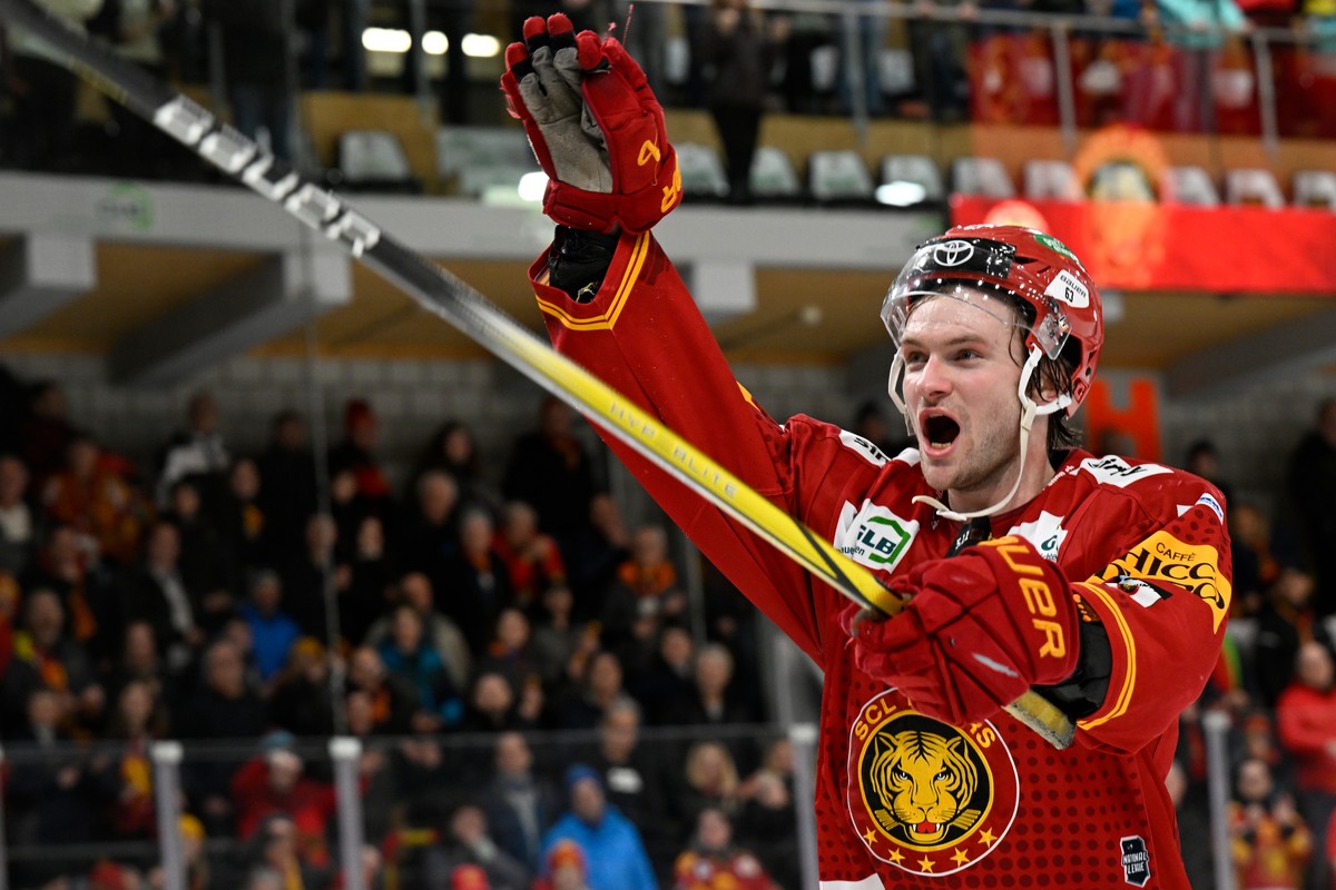 Tigers Dario Rohrbach, jubelt zu den Fans beim Eishockey-Qualifikationsspiel der National League zwischen den SCL Tigers und dem SC Bern, am Samstag, 3. Februar 2024, in der Emmental Versicherungs Are ...