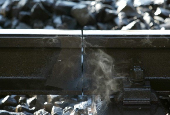 THEMENBILD ZUM MK DER SBB ZUR ANSTEHENDEN HITZEWELLE --- Ein durchschnittenes Gleis der SBB-Linie Luzern-Zuerich bei Rotkreuz, aufgenommen am Dienstag, 5. August 2003. Die grosse Hitze hat am fruehen  ...