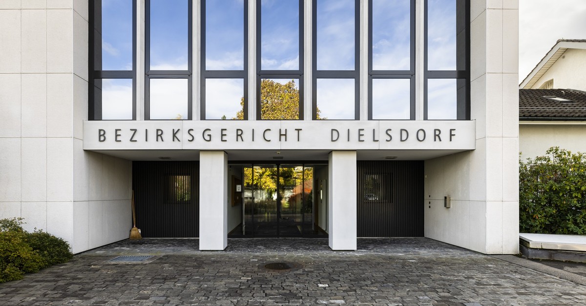 junges-paar-steht-wegen-fast-ertrunkenem-kind-vor-z-rcher-gericht