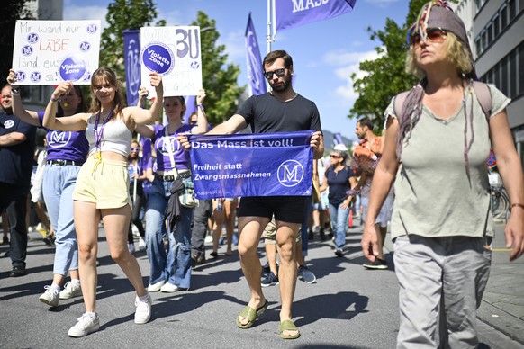 Kundgebung von Corona-Massnahmegegnern, aufgenommen am Samstag, 4. September 2021, in Chur. Zur Demonstration hatte der Verein &quot;Stiller Protest&quot; unter dem Motto &quot;Stoppt die Spaltung des ...