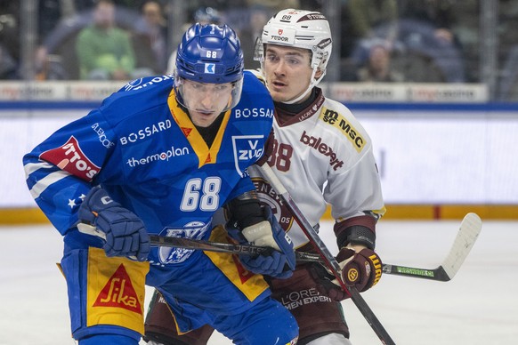 Fabrice Herzog, links, von Zug im Spiel gegen Dmytro Timashov, rechts, von Servette beim Eishockey Qualifikationsspiel der National League zwischen dem EV Zug und dem Servette HC am Mittwoch, 8. Janua ...