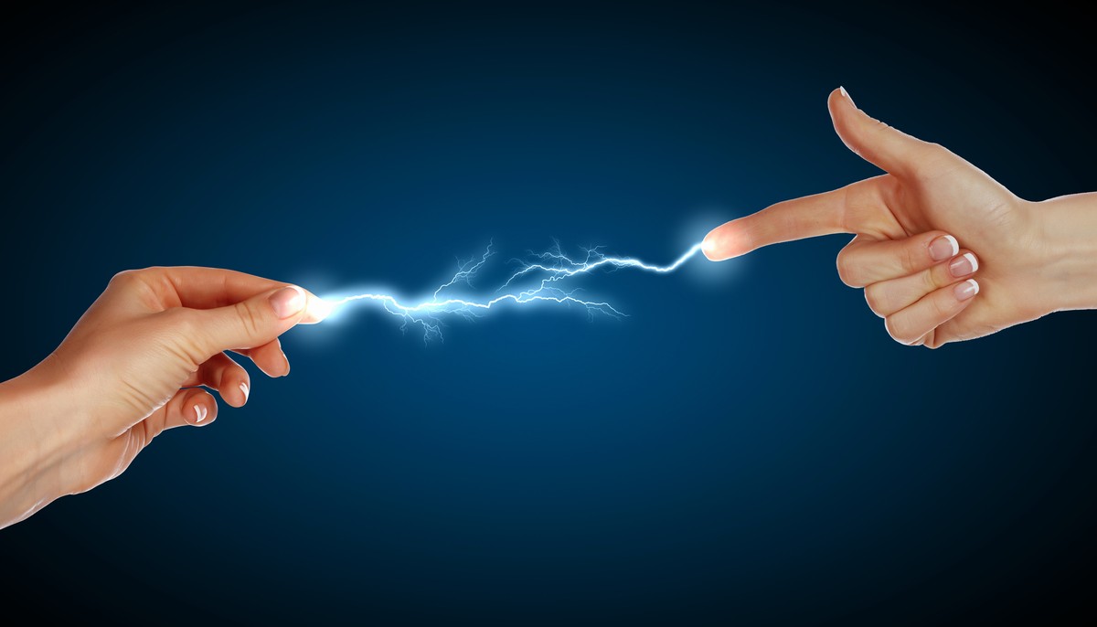 Die Spannung bei solcherlei gesundheitlich unbedenklichen Stromschlägen beträgt kurzzeitig um die 35.000 Volt.
