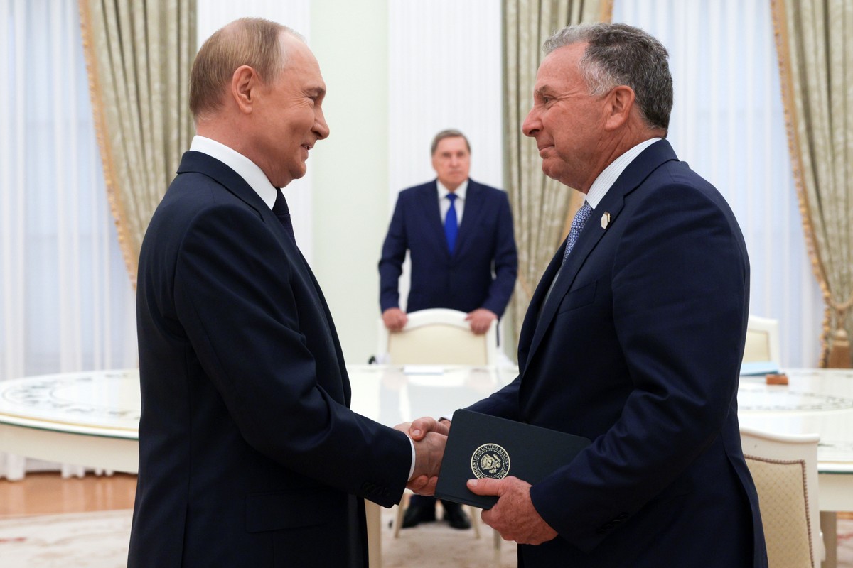 epa12285840 Russian President Vladimir Putin (L) and U.S. Special Envoy for the Middle East Steve Witkoff shake hands before a meeting at the Kremlin in Moscow, Russia, 06 August 2025. EPA/GAVRIIL GRI ...