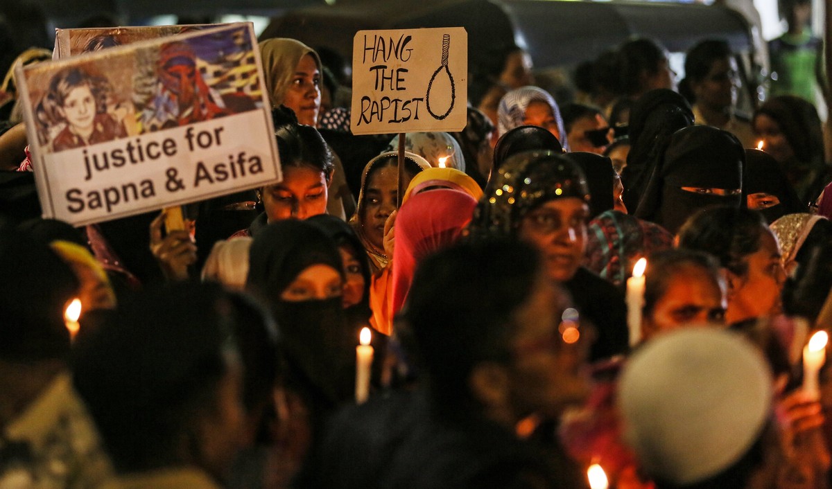 epa06673683 People hold candles and placards during a candle-light protest march against the alleged rape cases in Uttar Pradesh and Jammu and Kashmir, in Mumbra on the outskirts of Mumbai, India, 16  ...