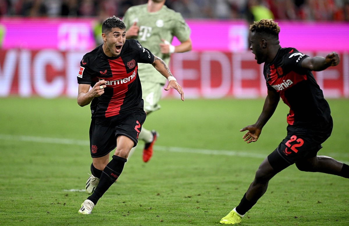 Fussball 1. Bundesliga Saison 2023/2024 4. Spieltag FC Bayern Muenchen - Bayer 04 Leverkusen 15.09.2023 Jubel nach dem Elfmeter Tor zum 2 -2 durch den Torschuetzen Exequiel Palacios li mit Victor Boni ...