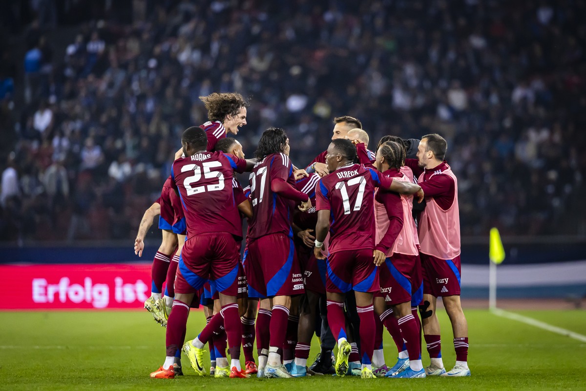 Servettes Spieler jubeln nach dem Tor zum 0:3 durch Miroslav Stevanovic (SFC) im Fussball Meisterschaftsspiel der Swiss Super League zwischen dem FC Zuerich, FCZ und dem Servette FC, SFC am Sonntag, 2 ...