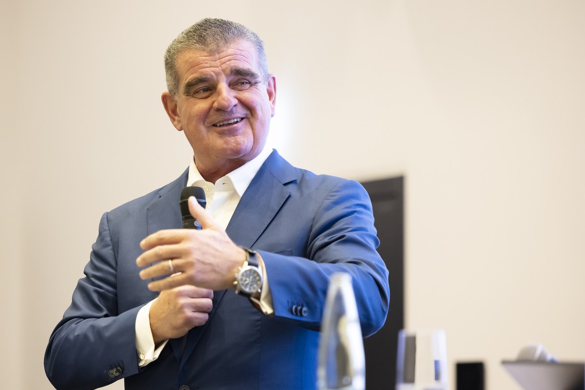 Peter Spuhler spricht an einem Medienanlass in der Swiss Life Arena am Sonntag, 2. Oktober 2022 in Zuerich. (KEYSTONE/Michael Buholzer)