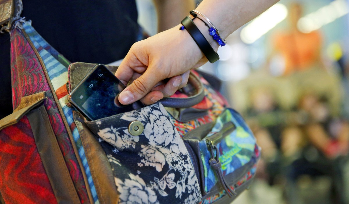 Symbolfoto Taschendiebstahl *** NUR F?R REDAKTIONELLE ZWECKE *** EDITORIAL USE ONLY ***<p>Symbolfoto Taschendiebstahl; eine Hand greift in eine Handtsche und h?lt ein Mobiltelefon. Das Foto ents ...