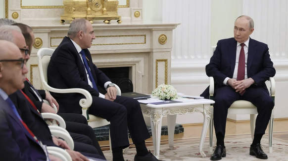 Wladimir Putin und Nikol Paschinjan (2.v.r.) bei einem Treffen in Moskau: Die Distanz wächst.

Russian Foreign Ministry's official \ apaimages/imago