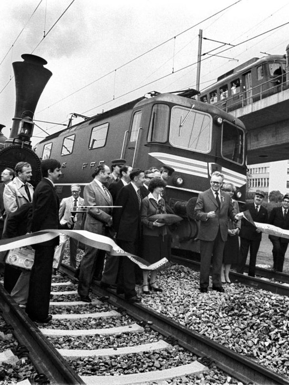 Bundesrat Leon Schlumpf, vor der Lok, durchschneidet am Donnerstag, den 29. Mai 1980 bei Opfikon das Band ueber der neuen SBB-Linie Zuerich - Winterthur via Zuerich Flughafen und eroeffnet damit den n ...