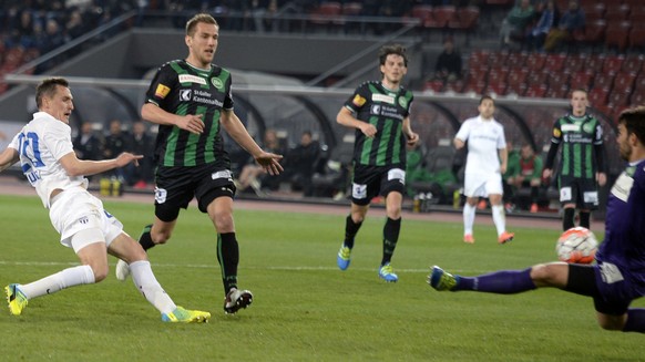 Es sieht zwar aus, als ob Goalie Lopar den Schuss abwehren kann, doch Kukeli erzielt hier das 2:0.