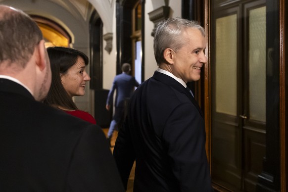Bundesratskandidat Beat Jans, Regierungspraesident Basel-Stadt, rechts, und seine Frau Tracy Jans-Glass, kommen ins Bundeshaus, bei den Gesamterneuerungswahlen des Bundesrates durch die Vereinigte Bun ...