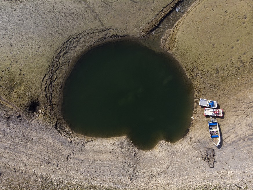 ARCHIV - ZUM TAGESGESCHAEFT DER WINTERSSESSION UEBER DEN HITZESOMMER 2018 AM DONNERSTAG, 13. DEZEMBER 2018, STELLEN WIR IHNEN FOLGENDES THEMENBILD ZUR VERFUEGUNG - Stranded boats are pictured on the d ...