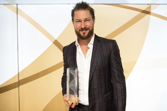 Kevin Klein von den ZSC Lions, links, mit dem Hockey Award fuer den Most Popular Player Playoffs, bei den Swiss Ice Hockey Awards, am Freitag, 03. August 2018, im Kursaal in Bern. (KEYSTONE/Daniel Teu ...