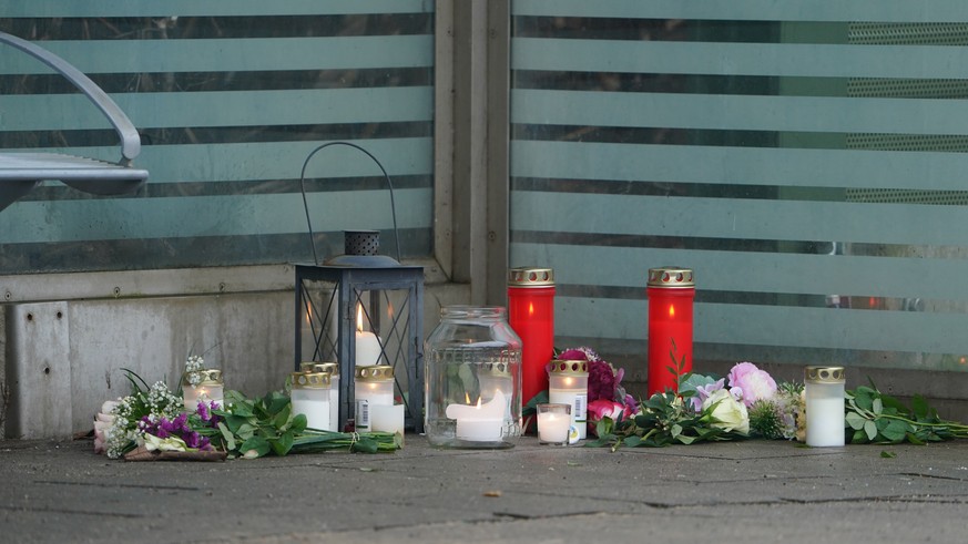 26.01.2023, Schleswig-Holstein, Brokstedt: Blumen und Kerzen liegen auf dem Bahnsteig im Bahnhof von Brokstedt. Bei einer Messerattacke in einem Regionalzug von Kiel nach Hamburg sind am 25.01.2023 zw ...