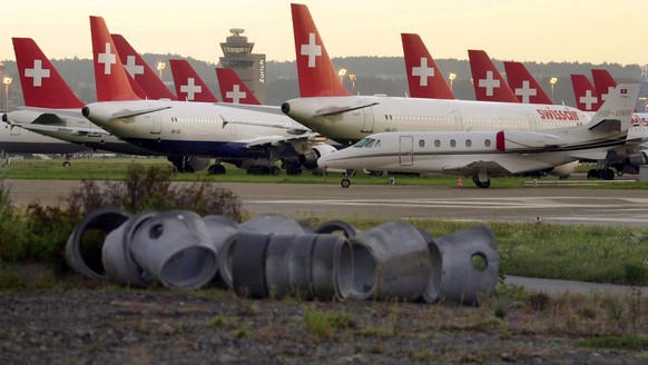 ZUM 15. JAHRESTAG DES SWISSAIR GROUNDING AM SAMSTAG, 1. OKTOBER 2016, STELLEN WIR IHNEN FOLGENDES BILDMATERIAL ZUR VERFUEGUNG - Swissair planes remain on the ground at the airport in Zurich-Kloten, Sw ...