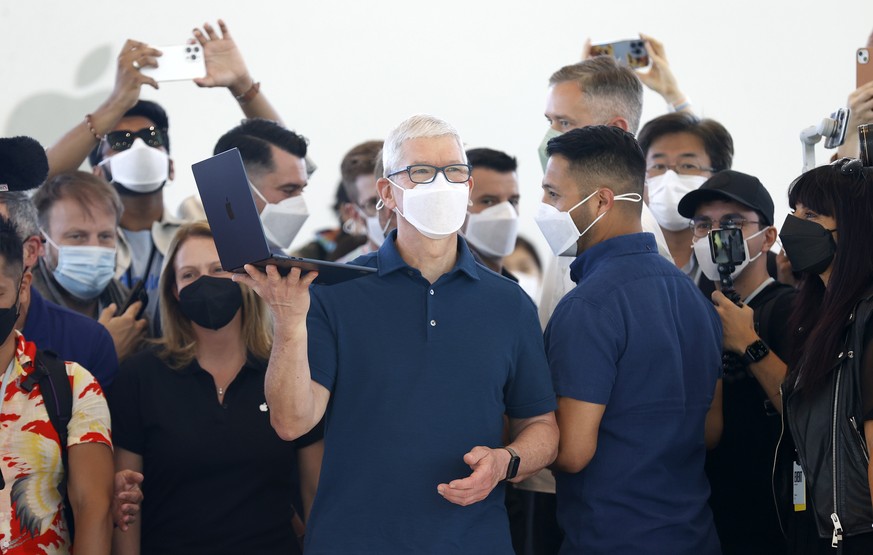 epaselect epa09999598 Apple CEO Tim Cook holds a new Apple MacBook Air M2 on display during the 2022 Apple Worldwide Developers Conference (WWDC) on the campus of Apple Park in Cupertino, California,  ...