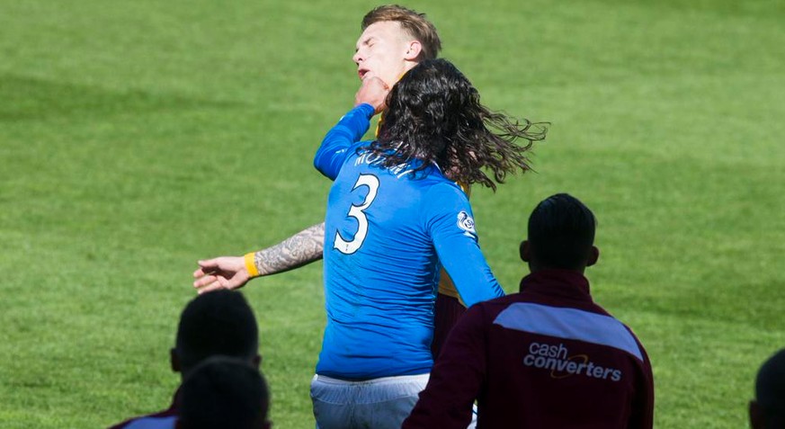 Rangers-Verteidiger Bilel Mohsni prügelt auf seinen Gegenspieler Lee Erwin ein.