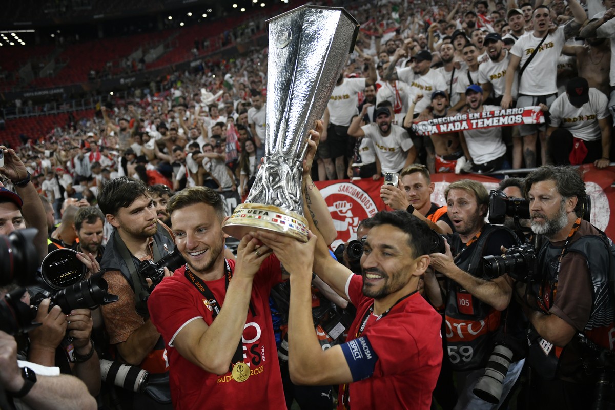 Sevilla's players celebrate with the trophy after winning the Europa League final soccer match between Sevilla and Roma, at the Puskas Arena in Budapest, Hungary, Wednesday, May 31, 2023. (AP Pho ...