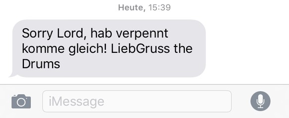 PS: Das SMS haben wir nachgestellt. The Drums hat nicht wirklich bis 15.39 Uhr geschlafen. Also ja, wir wissen es nicht ...