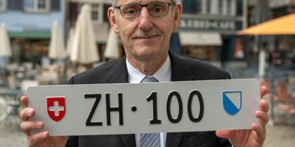 Über 170'000 Franken für eine Autonummer – und sie wird noch teurer. Der Kanton Zürich versteigert aktuell die Nummer «ZH 100», die tiefste Autonummer, welche der Kanton je angeboten hat. Während die  ...