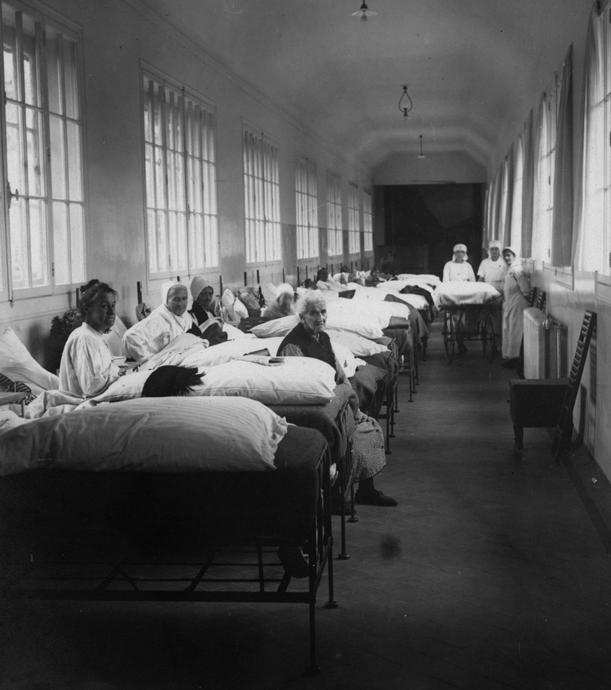 Ein Gang des Genfer Kantonsspitals während der Spanischen Grippe 1918.