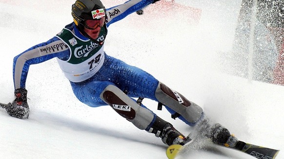 Der Schweizer Raphael Faessler in Aktion in argen Schwierigkeiten im Zielhang, aufgenommen am Sonntag, 8. Februar 2004 beim Ski Slalom Weltcup Rennen am Kuonisbergli in Adelboden im Berner Oberland. ( ...