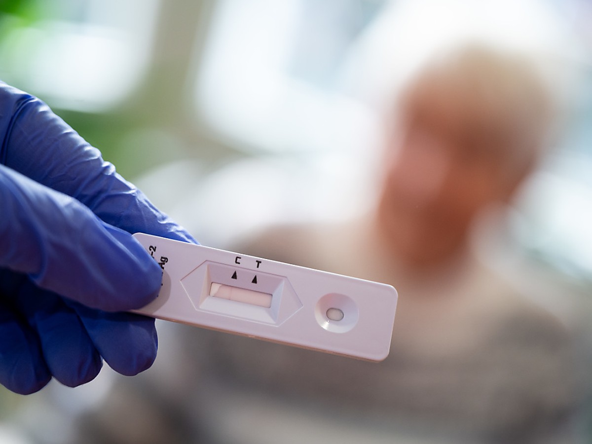 Eine Altenpflegerin h�lt im Seniorenheim Pauline-Krone-Heim der Altenhilfe T�bingen einen Antigen-Corona-Schnelltest in der Hand. Foto: Sebastian Gollnow/dpa