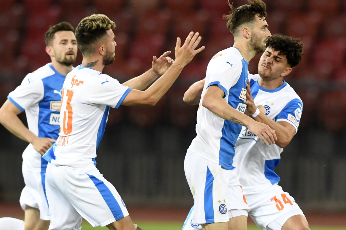 Die Grasshoppers jubeln mit Torschuetze Dominik Schmid nach dem 1-1 Ausgleich beim Fussball Meisterschaftsspiel der Challenge League zwischen dem Grasshopper Club Zuerich und dem FC Thun im Stadion Le ...