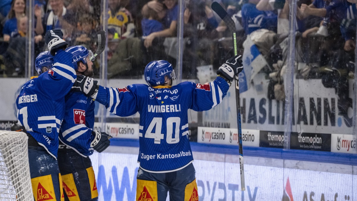 Andreas Wingerli von Zug feiert das Tor zum 3:0 beim Eishockey Playoff 1/4 Final, Spiel 7 der National League zwischen dem EV Zug und dem SC Bern am Samstag, 30. Maerz 2024 in Zug. (KEYSTONE/Urs Fluee ...