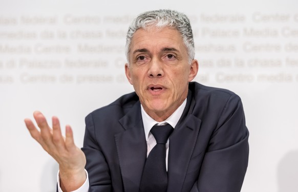 Bundesanwalt Michael Lauber, Mitte, spricht waehrend einer Medienkonferenz ueber den Taetigkeitsbericht 2017 der Bundesanwaltschaft, am Freitag, 20. April 2018, in Bern. (KEYSTONE/Thomas Hodel)