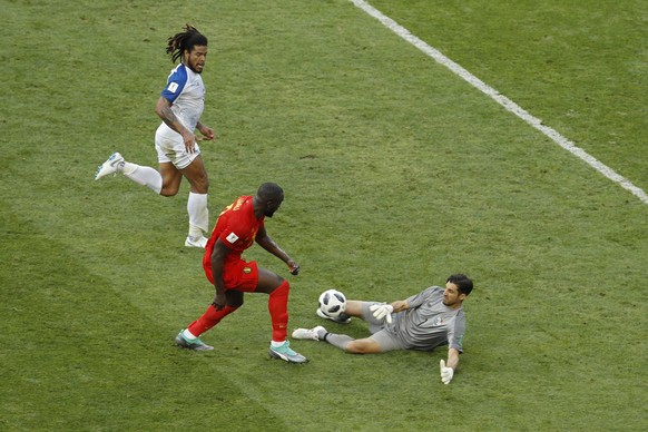 Panama goalkeeper Jaime Penedo, right, blocks a shot from Belgium&#039;s Romelu Lukaku, centre, during the group G match between Belgium and Panama at the 2018 soccer World Cup in the Fisht Stadium in ...