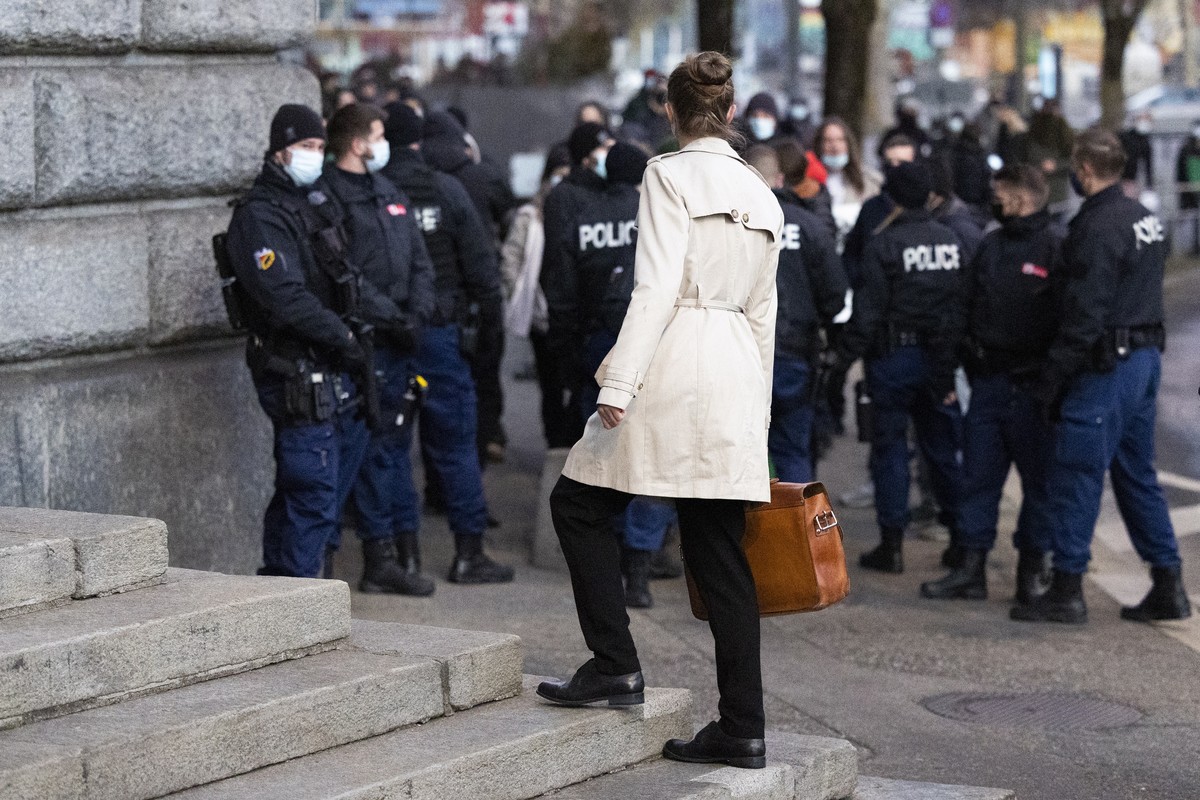 epa09692617 A female lawyer observes the situation in front of the Regional Court of Bern-Mittelland, in Bern, Switzerland, 18 January 2022. Four people went on trial on 18 January 2022 for showing a  ...