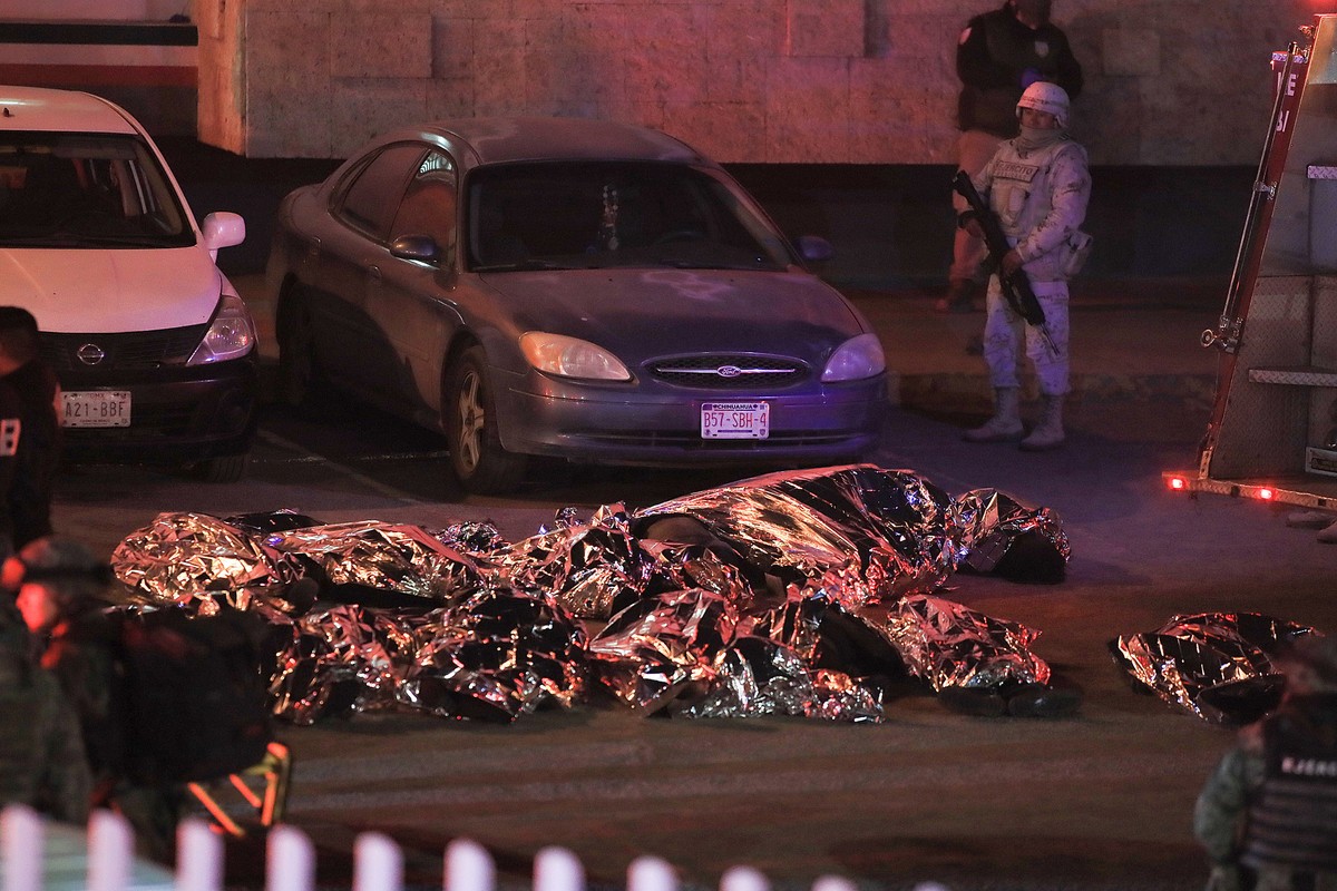 epa10546592 Covered bodies of some of the 37 migrants that have died during a fire at the Immigration National Institute of Ciudad Juarez, in the state of Chihuahua, Mexico on 28 March 2023. EPA/Luis  ...