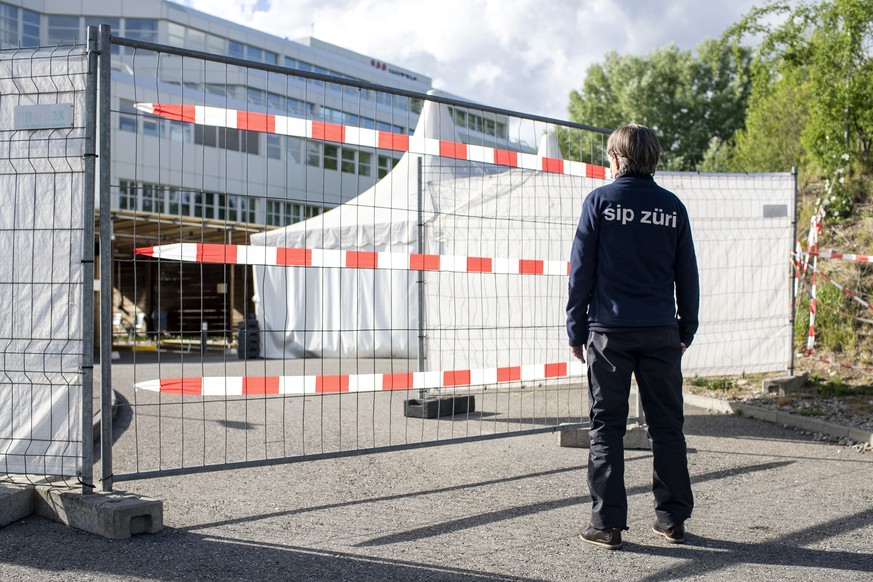 Eine Sip (Sicherheit Intervention Praevention) Mitarbeiterin, steht vor dem Eingang der Drogenanlaufstelle Strichplatz Depotweg, aufgenommen am Mittwoch, 29. April 2020, in Zuerich. Die Stadt Zuerich  ...