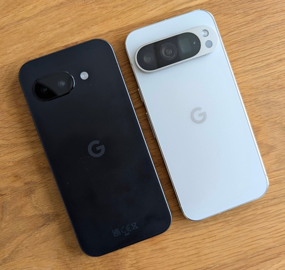 Schlichtes Design: Der wuchtige Kamerabalken des Pixel 9 Pro (rechts) ist einer kleinen, flachen Kamera gewichen.