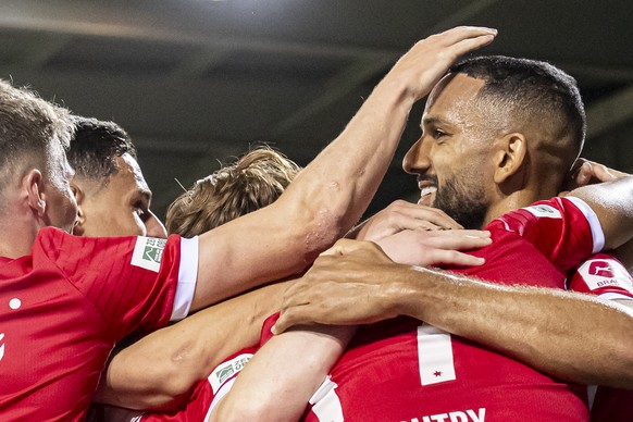 KEYPIX - Christopher Ibayi (FCT), rechts, jubelt nach dem ersten Tor (1-0) mit seinem Teamkollegen im Super League Spiel zwischen dem FC Thun, FCT, und dem FC Basel 1893, FCB, in der Stockhorn Arena i ...