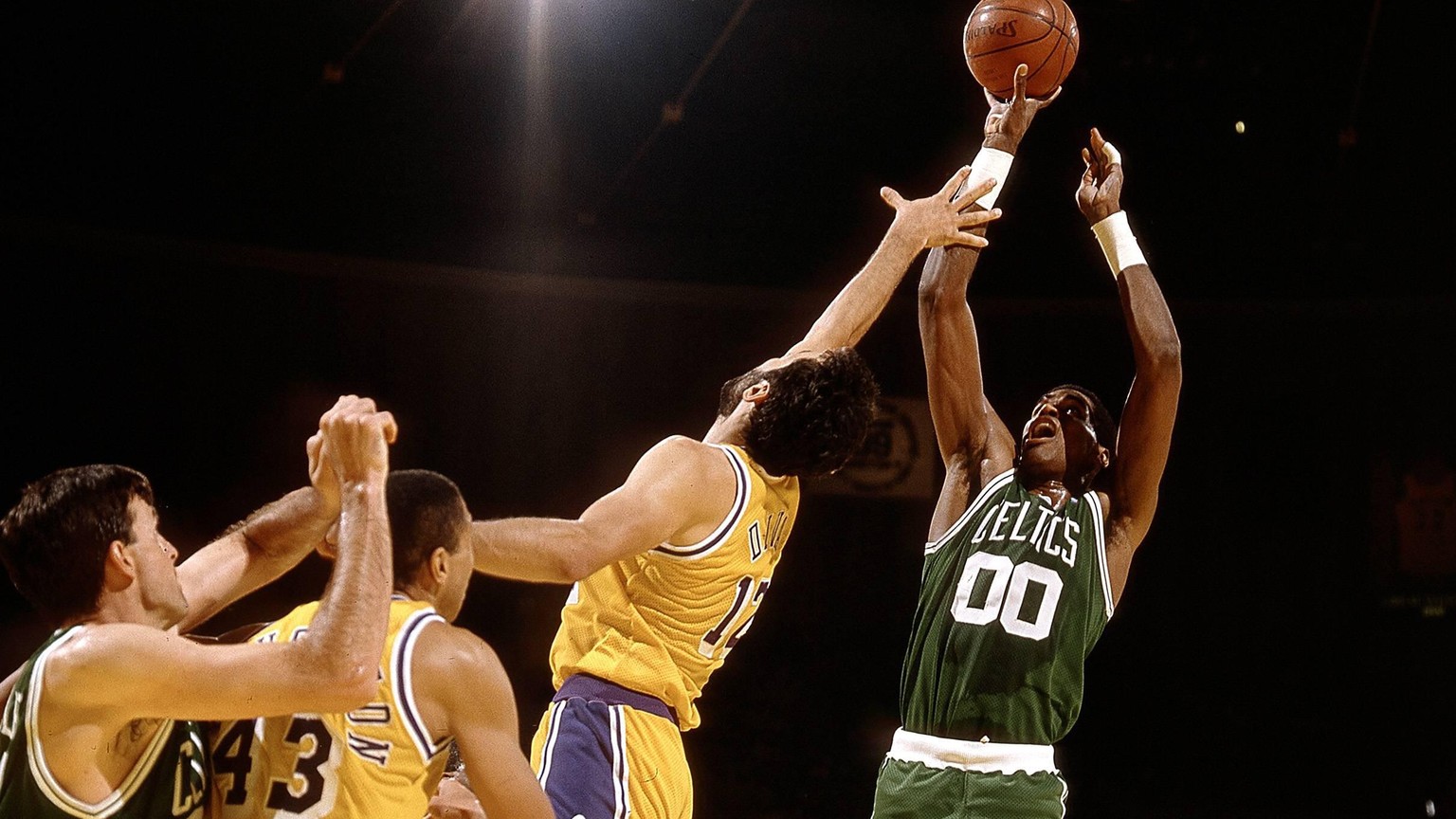 Robert Parish 1984 gegen die Los Angeles Lakers.