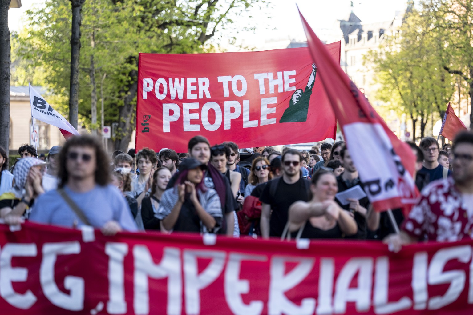 Personen ziehen an einer Demonstration gegen den Iran-Krieg der USA durch die Stadt am Mittwoch, 8. April 2026 in Zuerich. (KEYSTONE/Claudio Thoma)