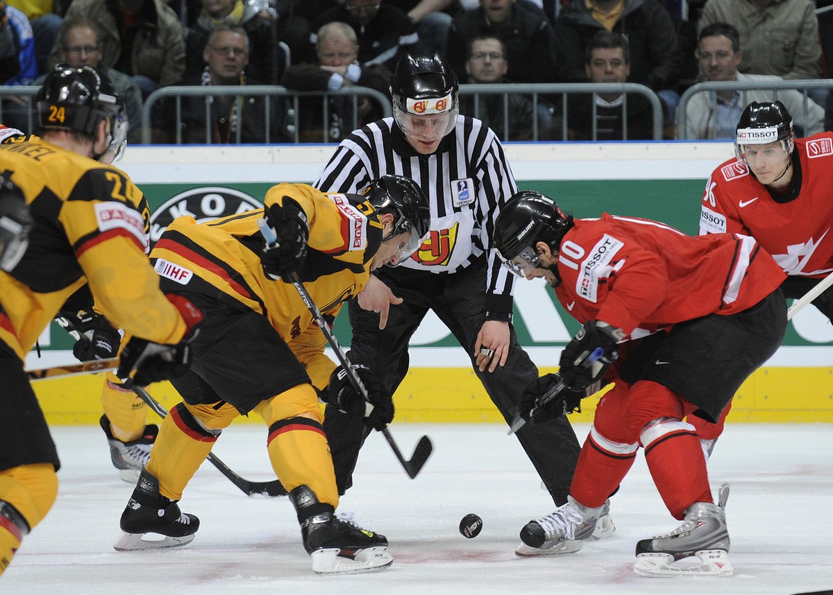 Bully zwischen Marcel Goc (GER) und Andres Ambuehl (SUI) (KEYSTONE/EQ IMAGES/Melanie Duchene)