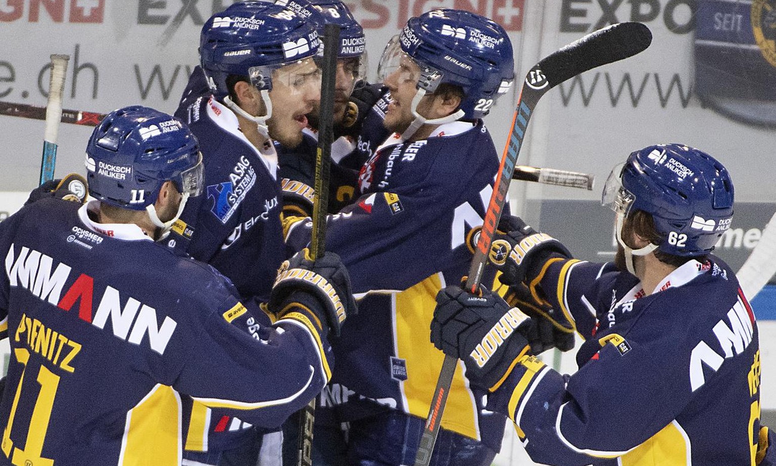 Langenthals, Hans Pienitz, Joel Scheidegger, Nico Duenner, Toms Andersons, Luca Wyss, von links, jubeln beim 1:1, waehrend dem vierten Playoff Finalspiel der Swiss League, zwischen dem SC Langenthal u ...