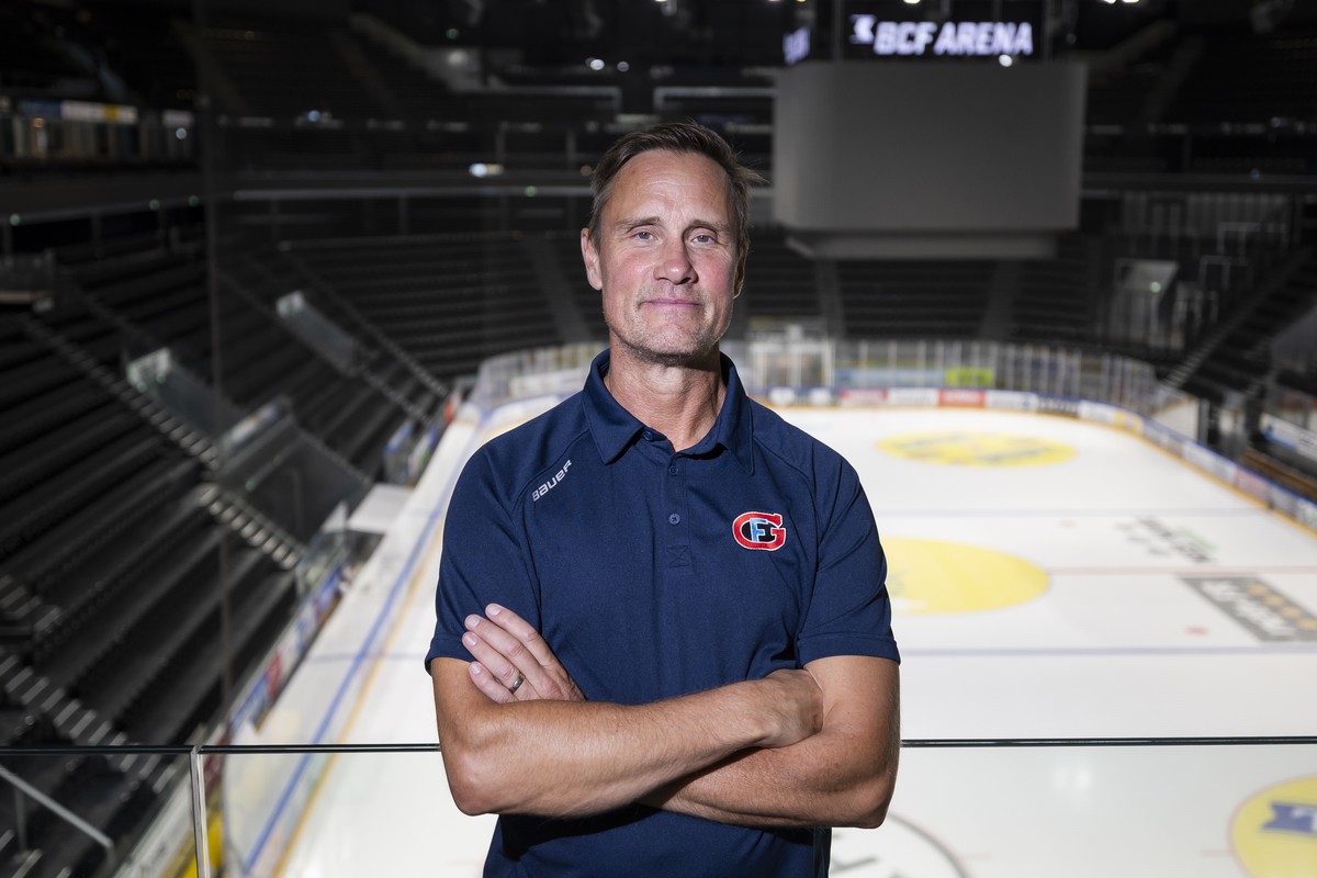 L'entraineur Roger Roennberg pose pour le photographe lors d'un entrainement a l'occasion du media day de HC Fribourg Gotteron (HCFG) d'avant-saison du championnat suisse de hockey ...