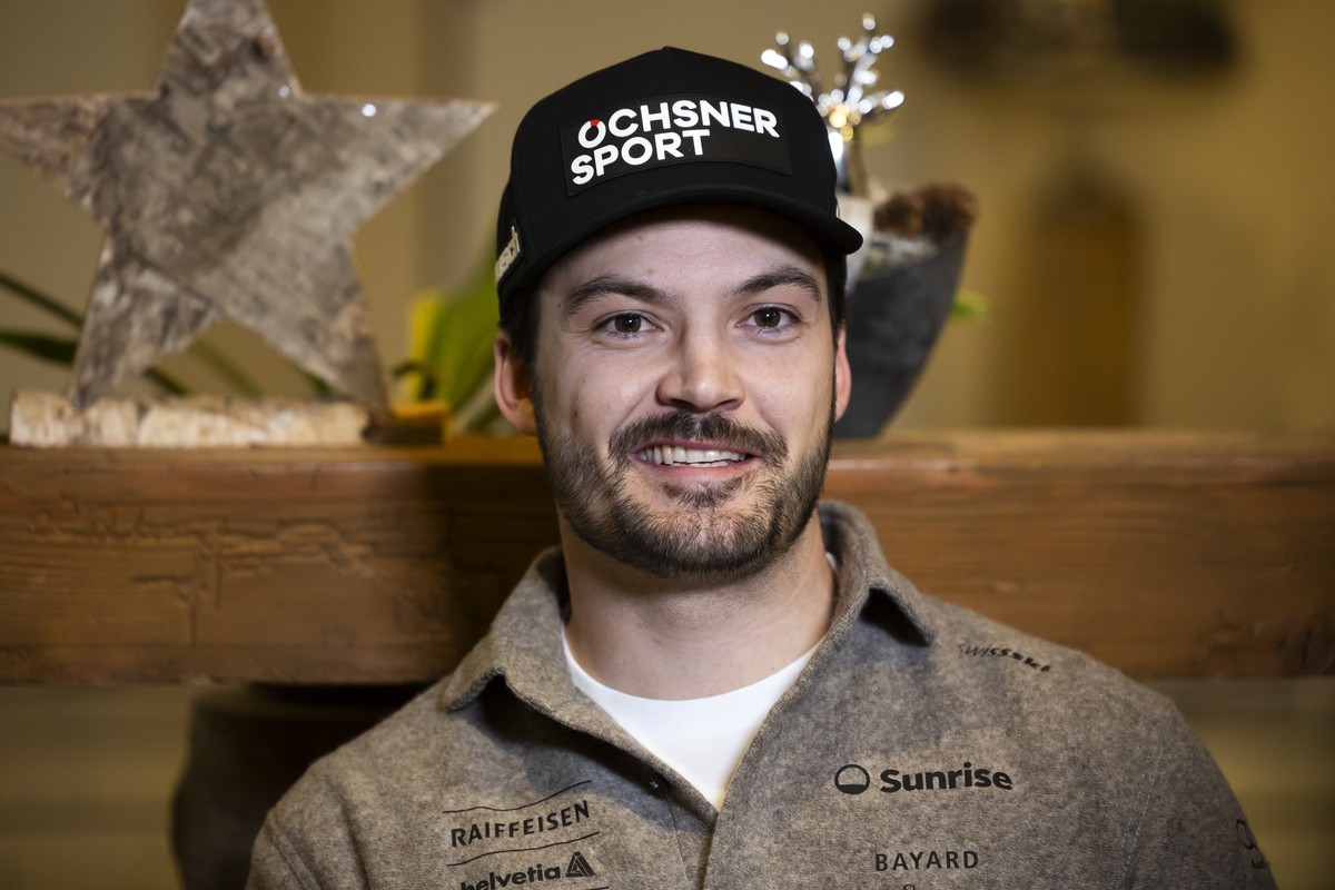 Der Schweizer Skirennfahrer Loic Meillard spricht waehrend einem Point de Presse von Swiss Ski, am Donnerstag, 4. Januar 2024, in Adelboden. (KEYSTONE/Peter Klaunzer)